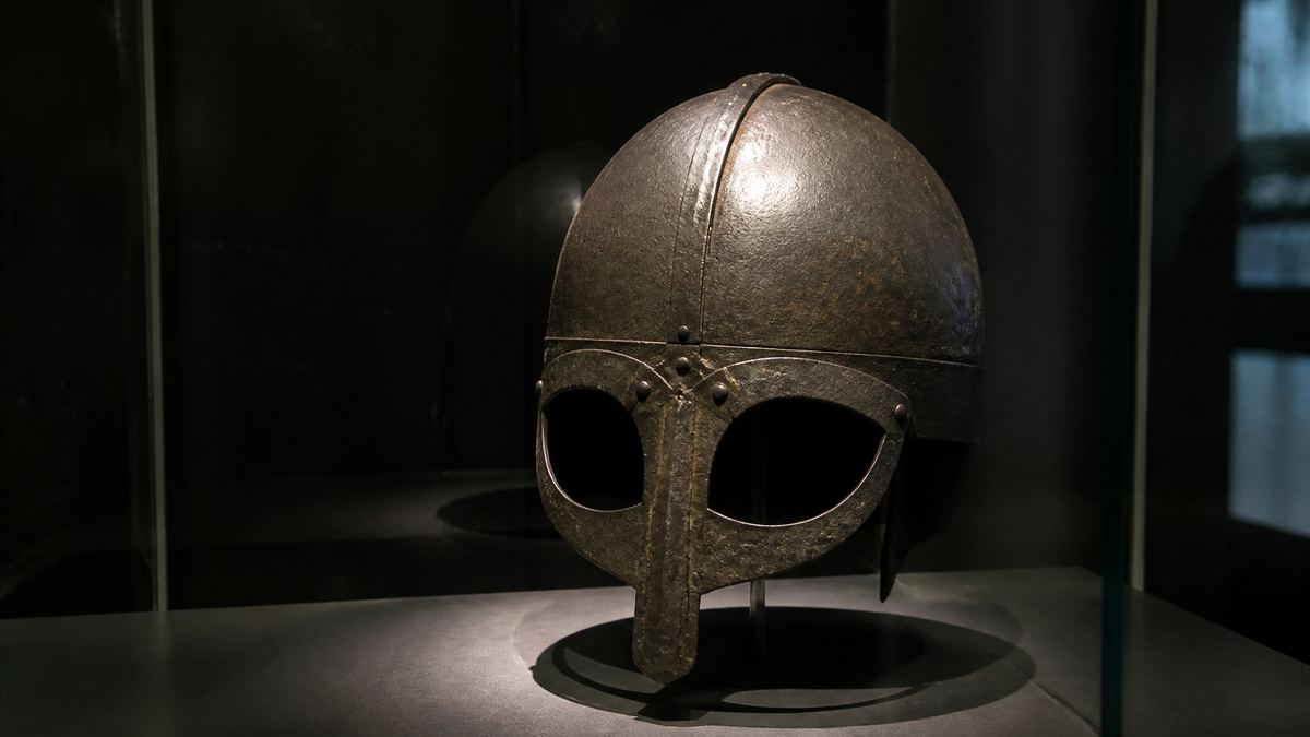 Ilustração: um capacete viking de ferro, como o de Gjermundbu — sem chifre nenhum