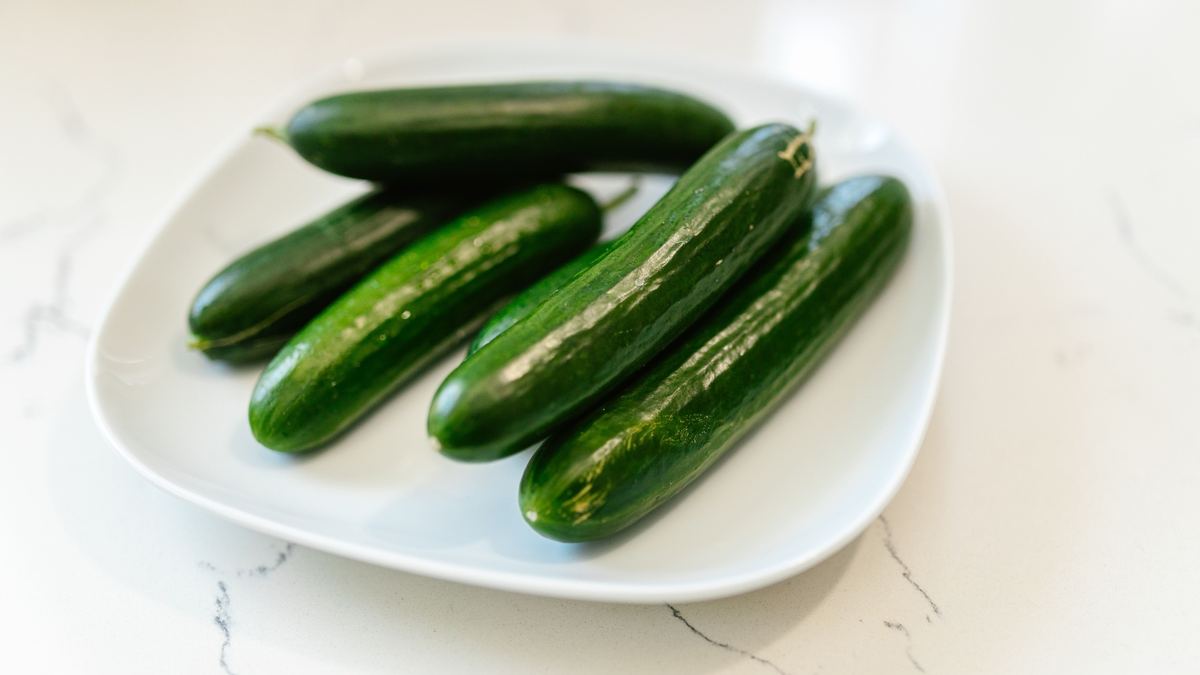 Pepinos inteiros num prato branco