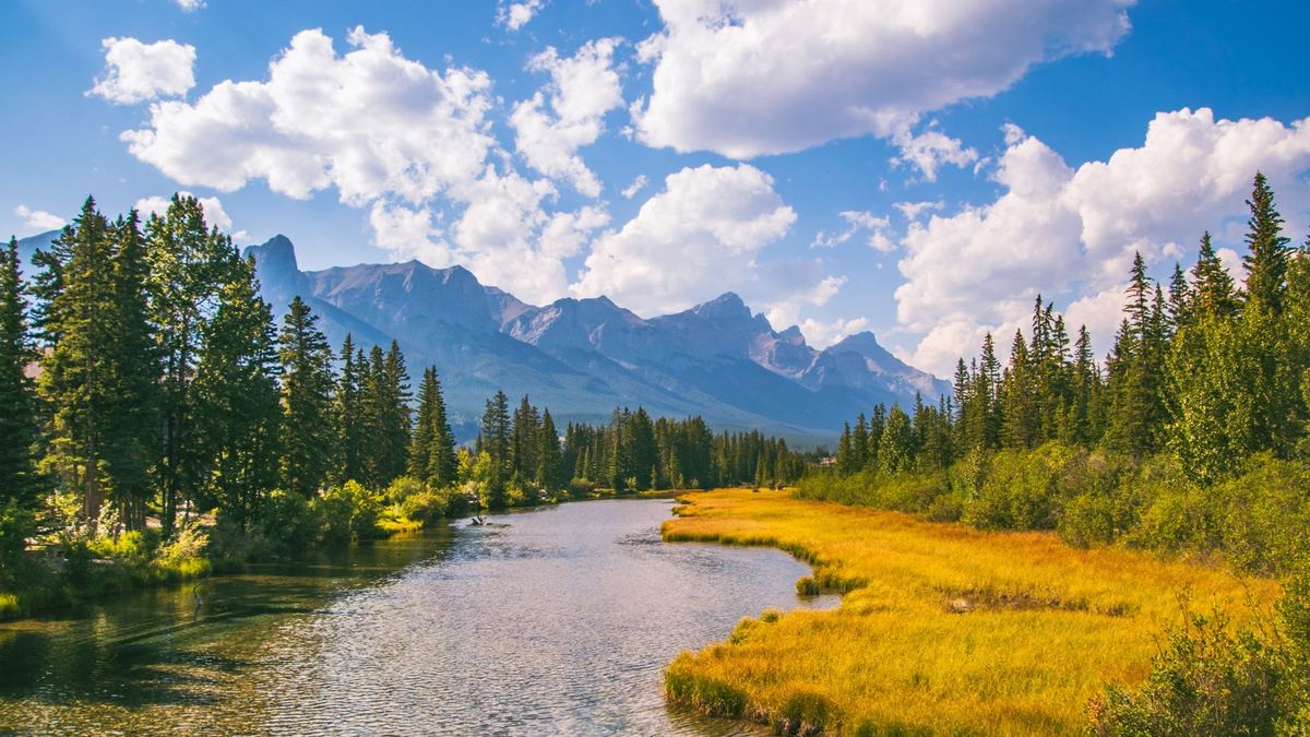 O rio Bow em Canmore, na província de Alberta, no Canadá